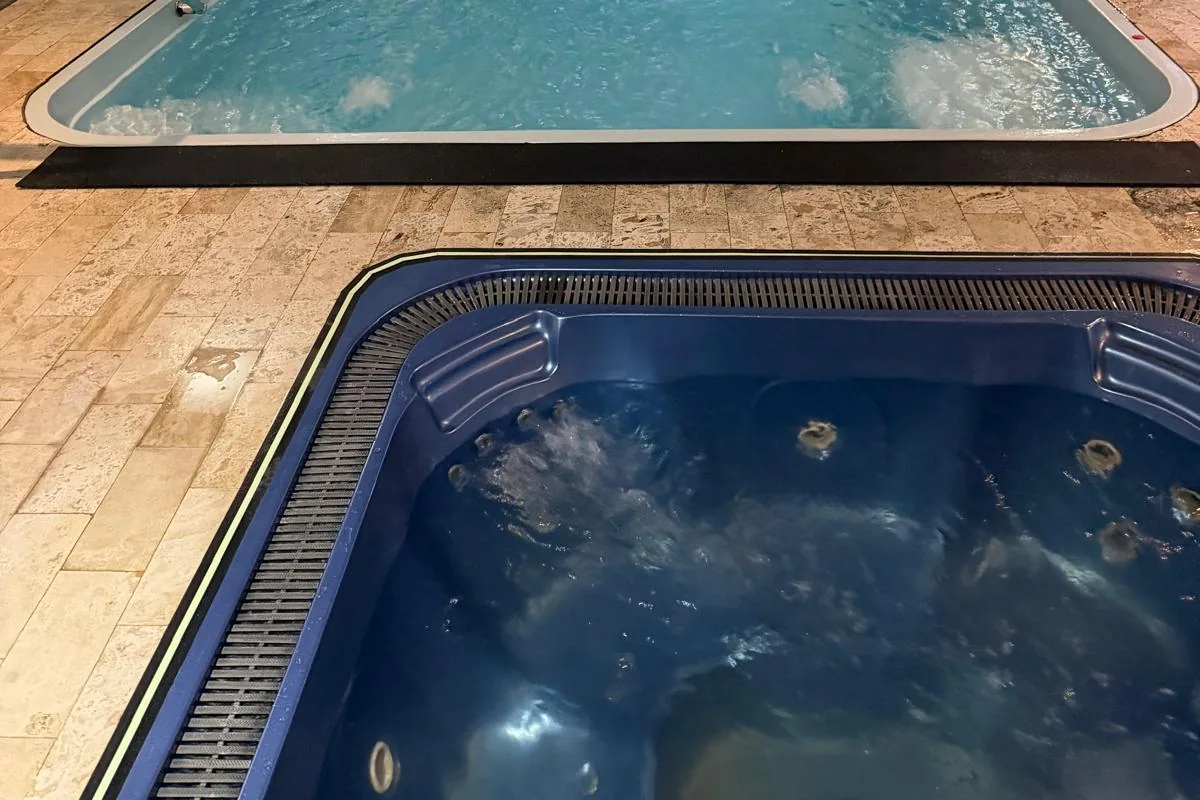 Jacuzzi cu hidromasaj, lângă piscina interioară