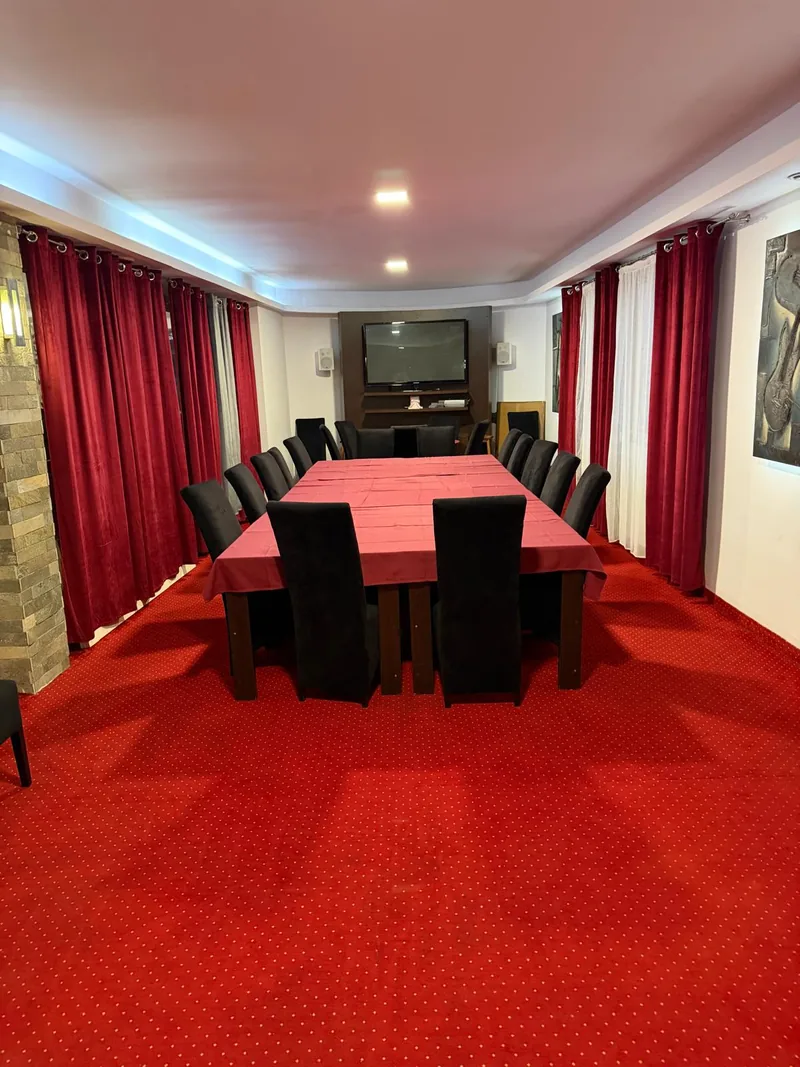 Sala de conferințe și evenimente private, cu masă lungă și televizor