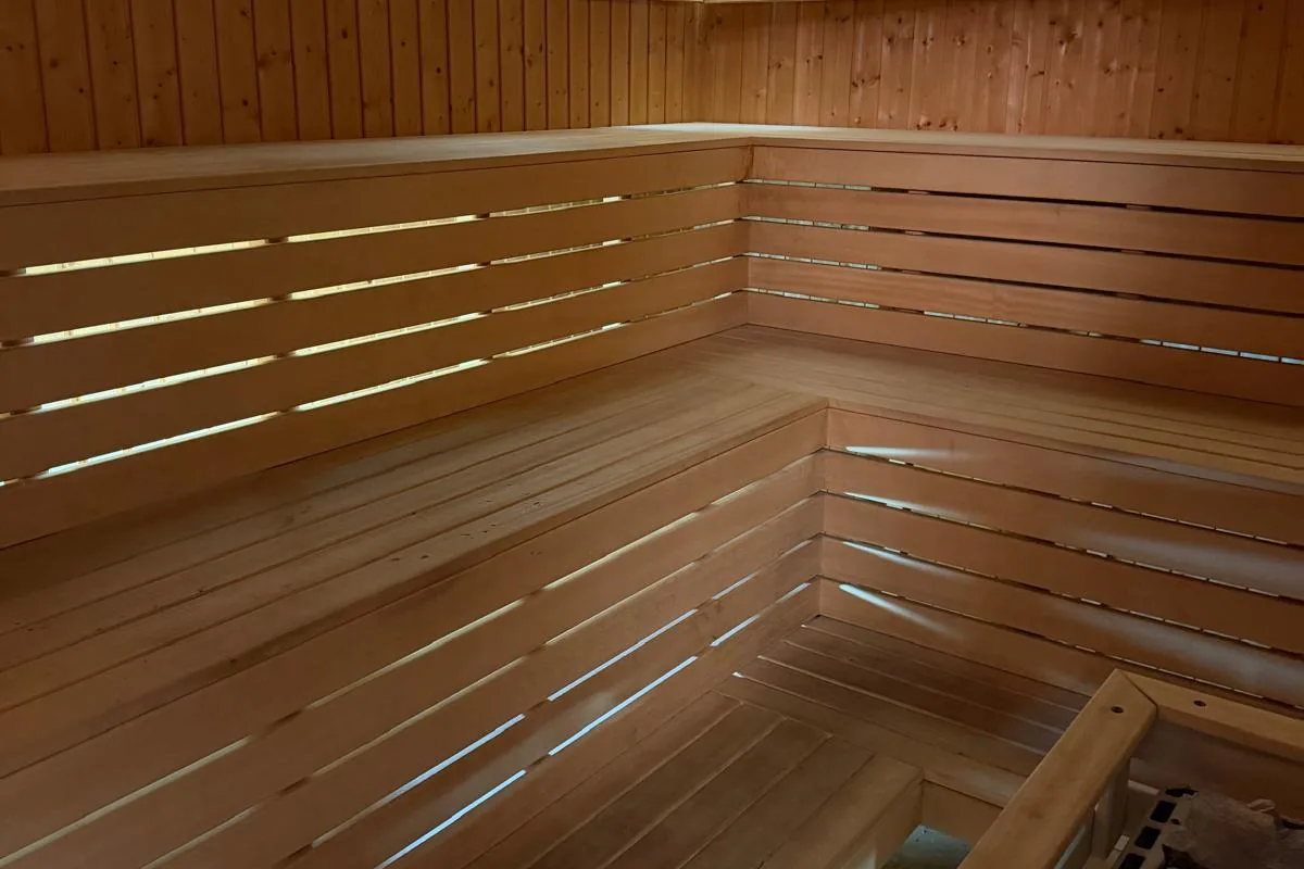 Sauna din lemn, cu bănci pe trei niveluri