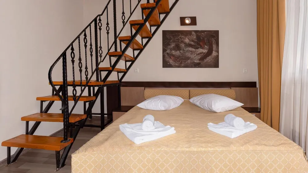 Duplex cu scară interioară din lemn și fier forjat, pat matrimonial