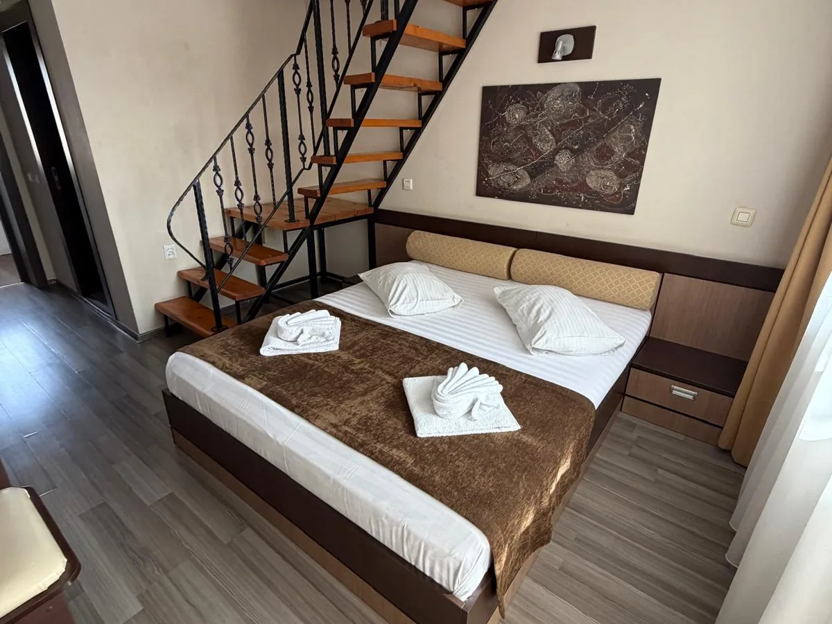 Duplex: pat matrimonial și scară interioară din lemn și fier forjat