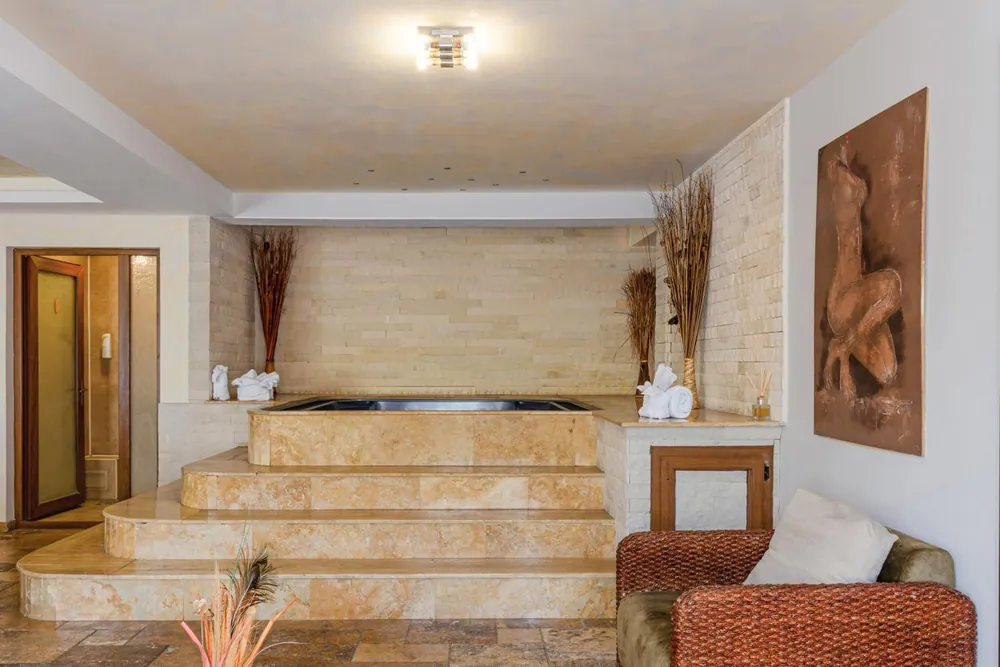 Super Spa: jacuzzi ridicat, îmbrăcat în piatră, cu decor natural