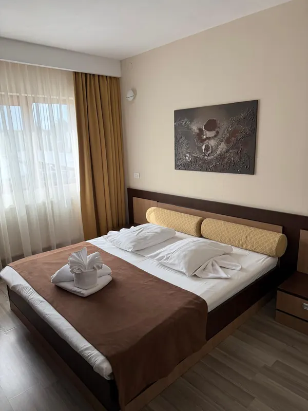 Dormitorul apartamentului, cu pat matrimonial