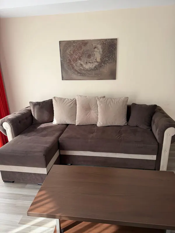 Canapea de colț cu perne, în living