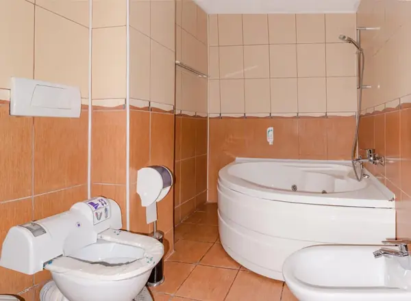 Baie cu cadă de hidromasaj