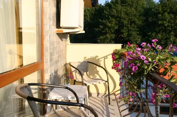 Balcon cu flori și scaune