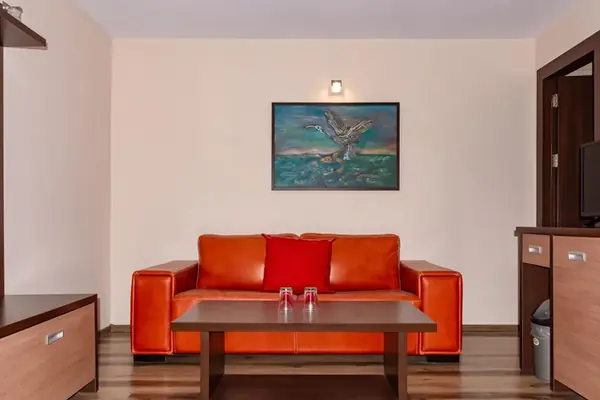 Cameră cu canapea roșie