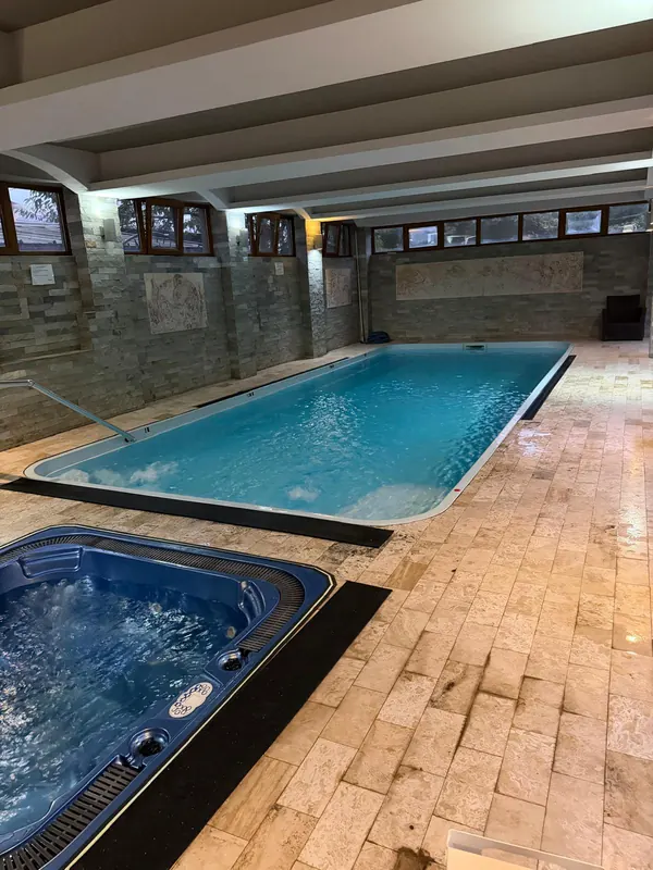 Piscina interioară, cu pereți din piatră și basoreliefuri