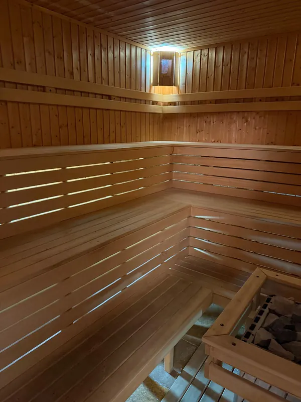 Sauna din lemn, cu bănci pe trei niveluri