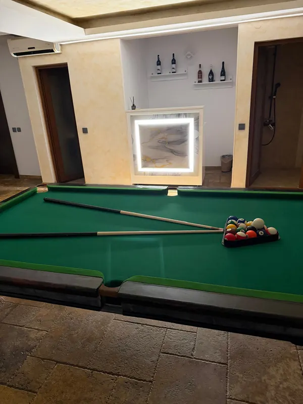 Masă de biliard, bar luminat și duș
