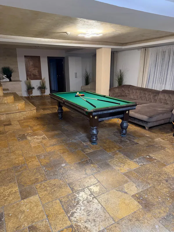 Biliard, canapea de colț și jacuzzi pe trepte de travertin