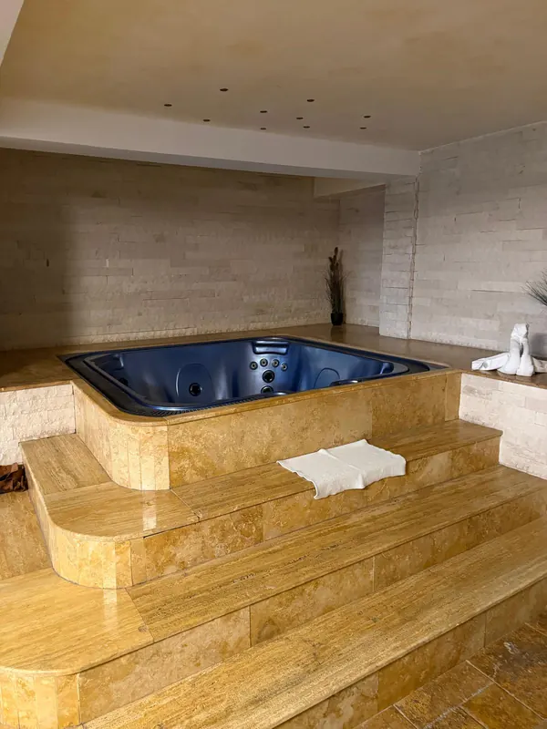 Jacuzzi pe trepte de travertin
