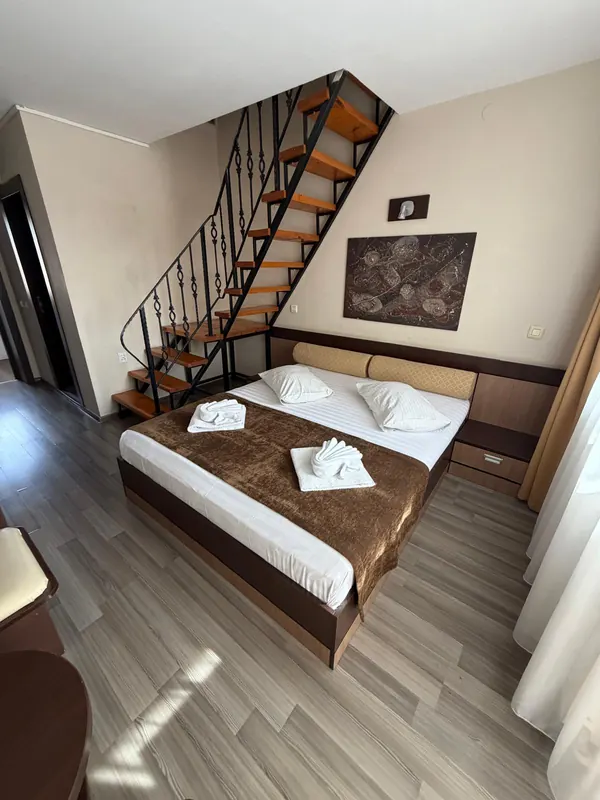 Duplex: pat matrimonial și scară interioară din lemn și fier forjat