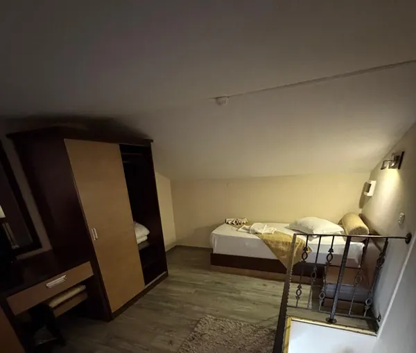 Nivelul de sus, cu dulap, birou și pat