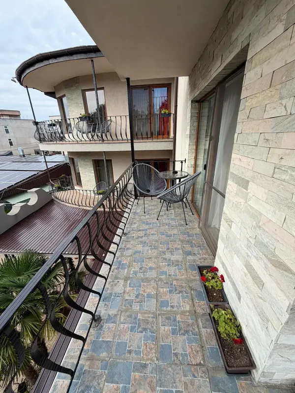Balcon cu scaune și măsuță, deasupra curții hotelului