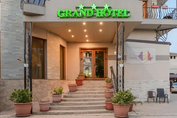 Intrarea Grand Hotel cu firma luminoasă