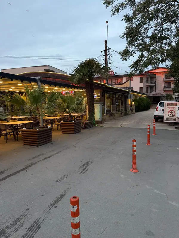 Aleea spre Grand Hotel, cu terasa restaurantului în stânga
