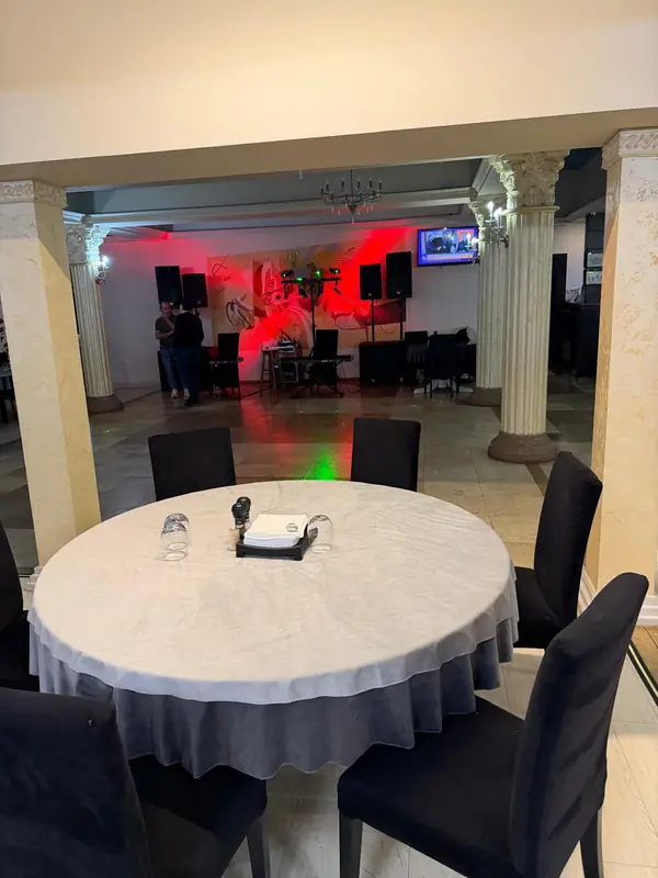 Ringul de dans și scena pentru muzică live din salonul restaurantului