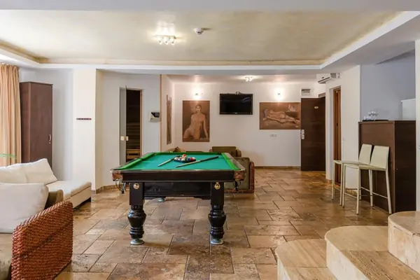 Masă de biliard în zona spa