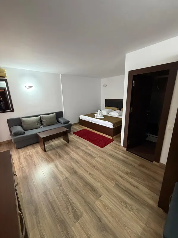 Cameră triplă spațioasă, cu parchet și ușă spre baie