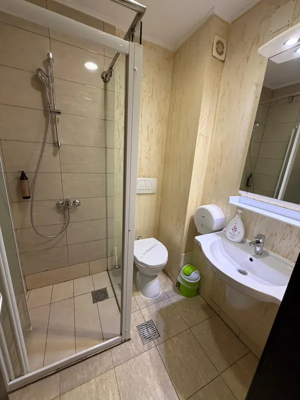 Baia camerei triple, cu cabină de duș
